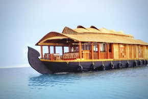 Elegant houseboat ideal for a romantic getaway by GuestHouser